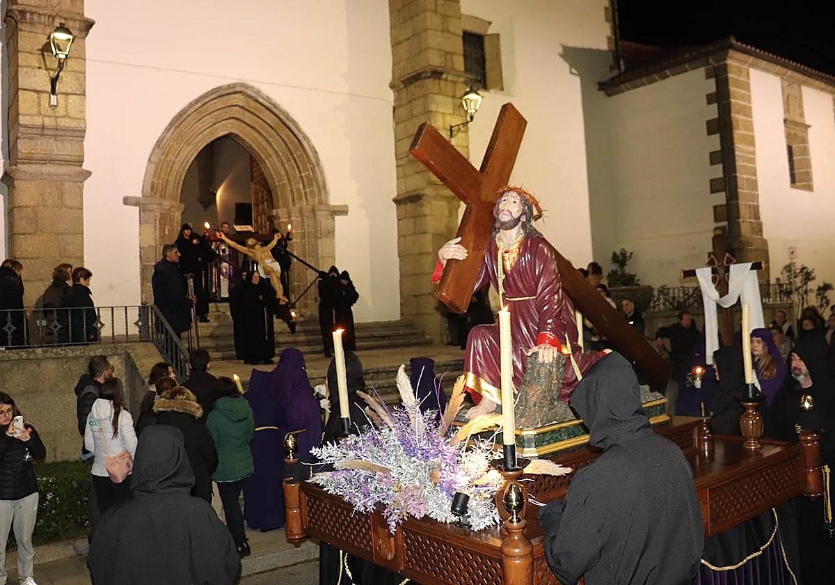 El paso de La Caída arropa al Cristo crucificado en el Via Crucis de la